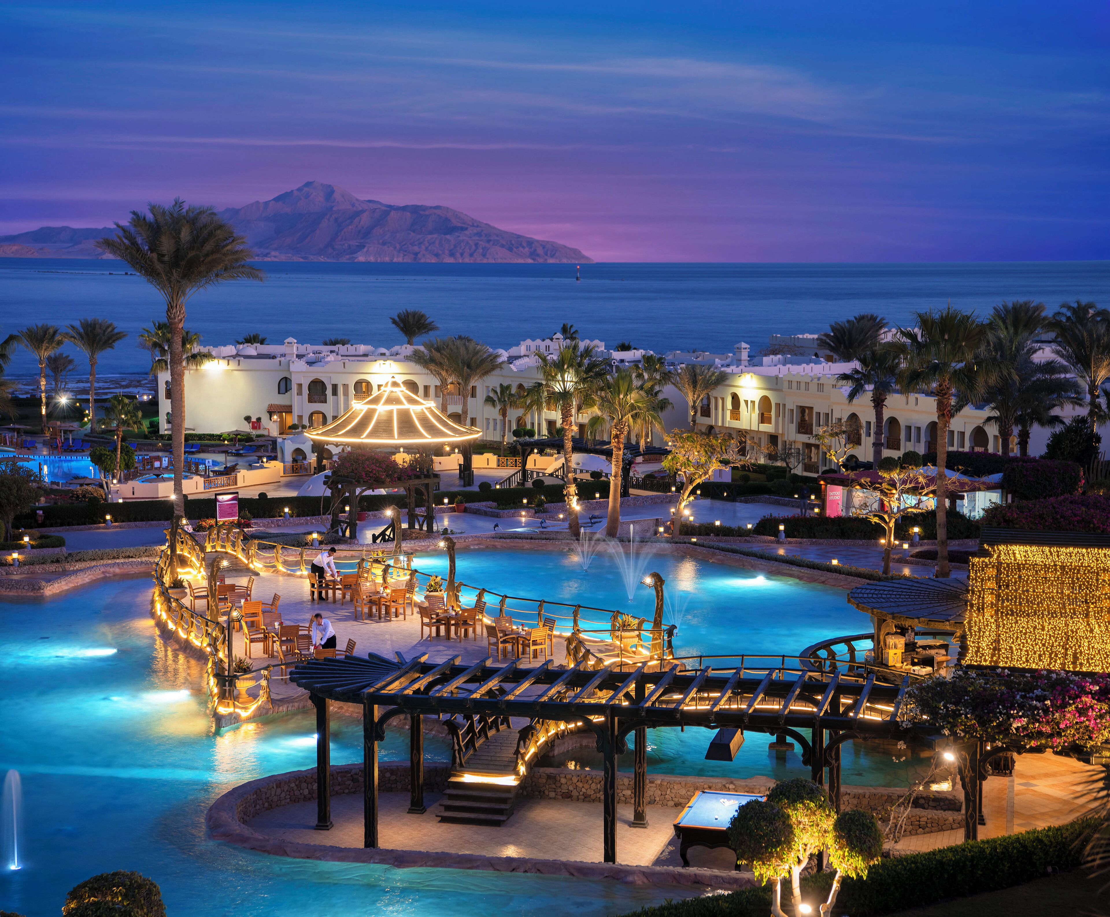 施設の正面 (日没後)