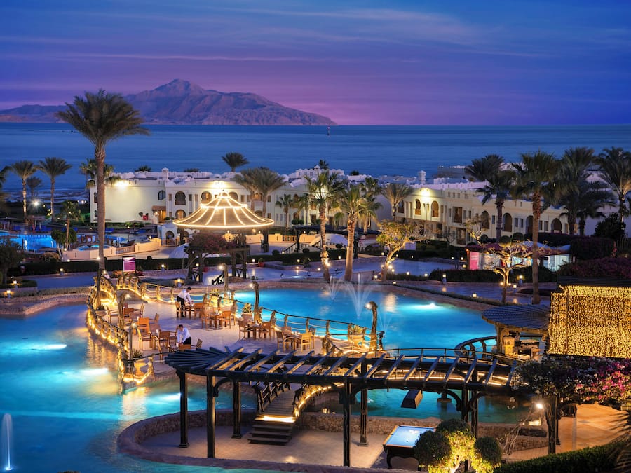 Fachada de la propiedad por la tarde o noche