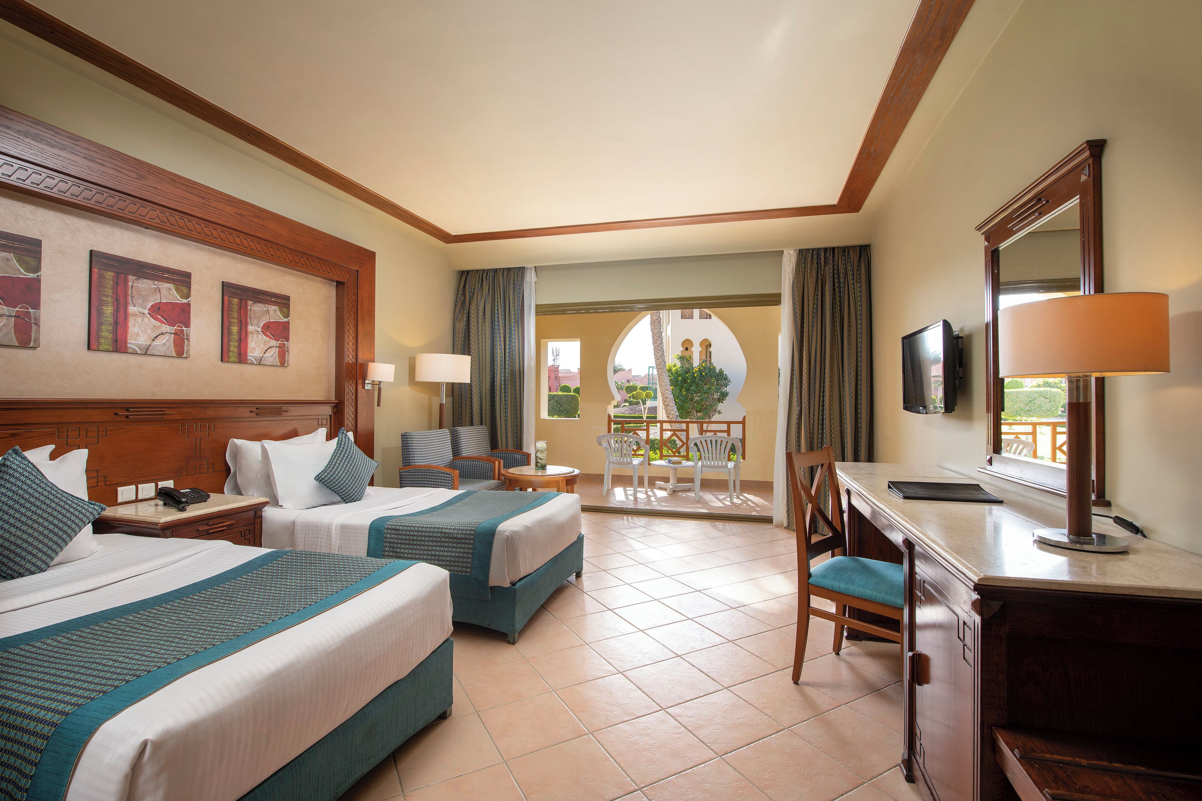 Egyptinpuuvillaiset lakanat, minibaari, tallelokero huoneessa