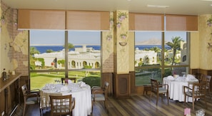 3 restaurantes; se sirven desayunos, almuerzos, cenas y cocina birmana