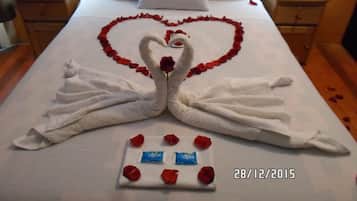 Deluxe Double Room, 1 King Bed | 1 bedroom, in-room safe, free WiFi, bed sheets