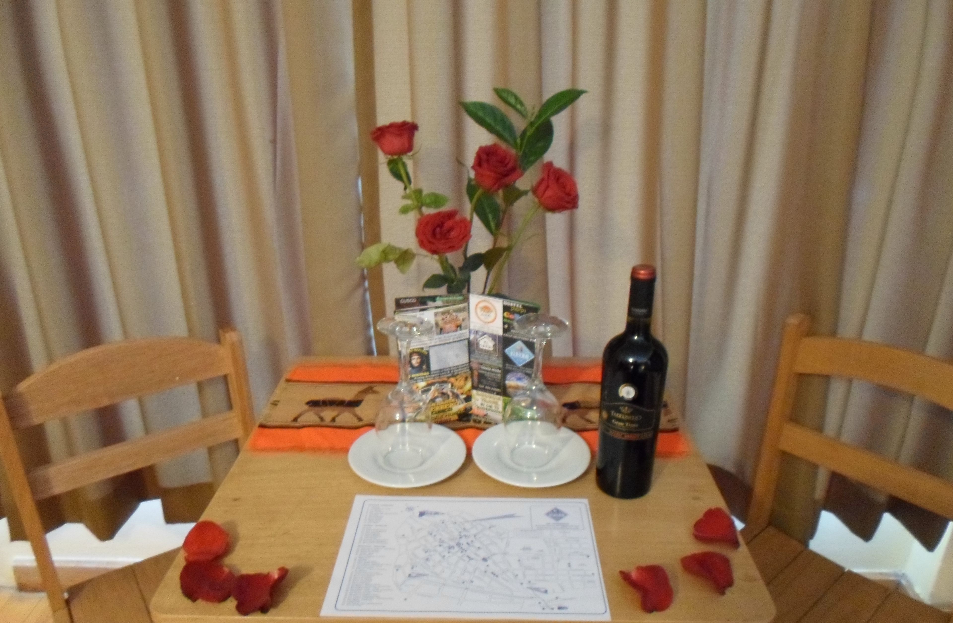 Deluxe Double Room, 1 King Bed | In-room dining