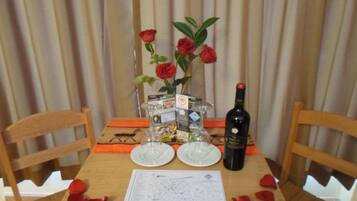 Deluxe Double Room, 1 King Bed | In-room dining