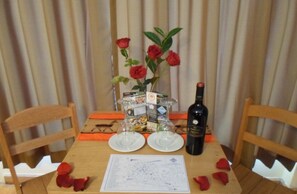 Habitación doble Deluxe, 1 cama King size | Servicio a la habitación