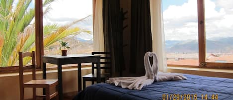 Habitación Deluxe doble, 1 cama de matrimonio grande | 1 dormitorio, caja fuerte, wifi gratis y ropa de cama