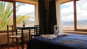 Chambre Deluxe double, 1 très grand lit | 1 chambre, coffre-fort, accès au Wi-Fi (inclus), literie fournie