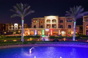 5 restaurants; breakfast, lunch and dinner served 