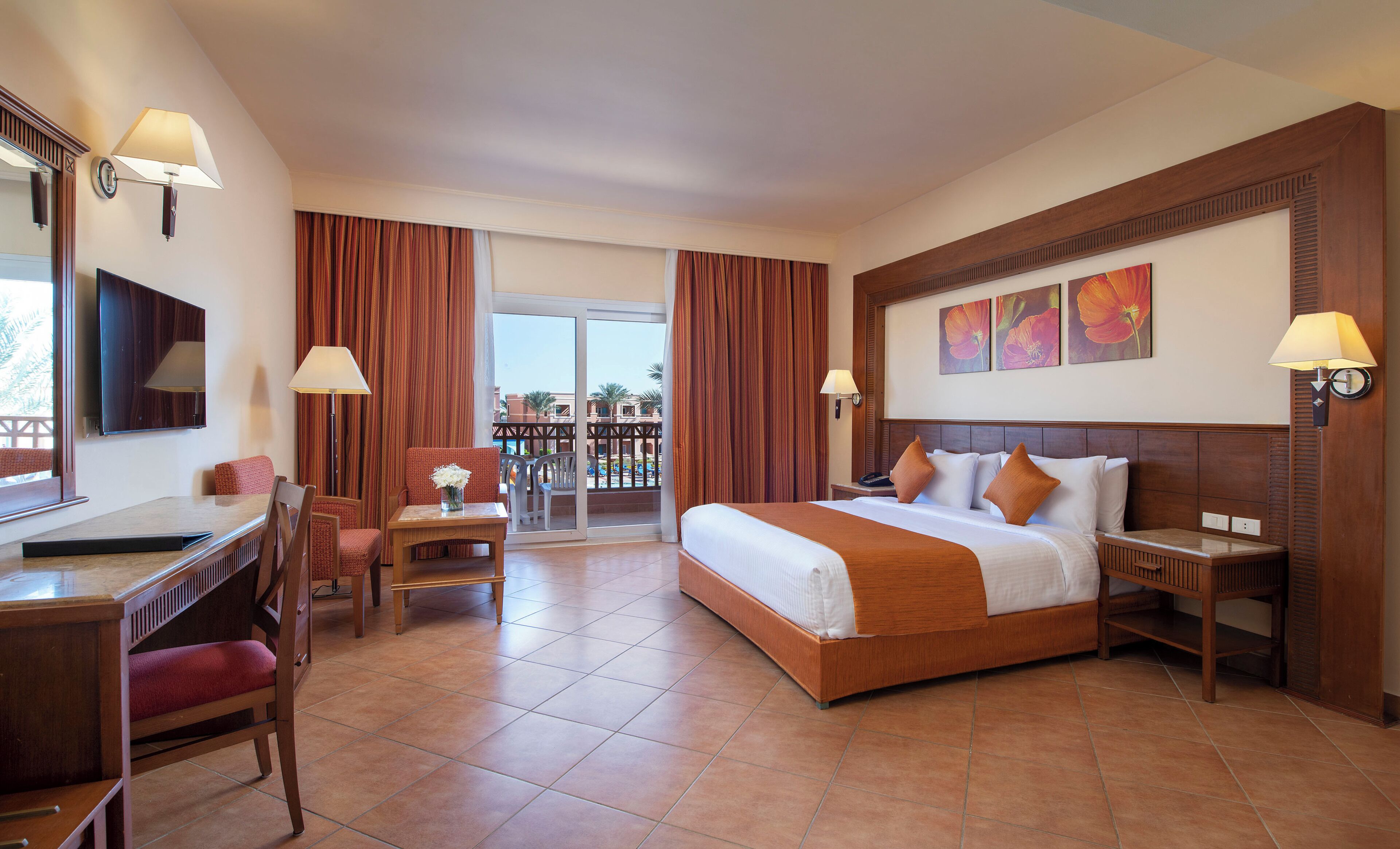 Seprai katun Mesir, minibar, brankas, dan tirai kedap cahaya