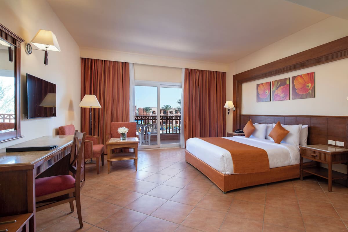 Seprai katun Mesir, minibar, brankas, dan tirai kedap cahaya