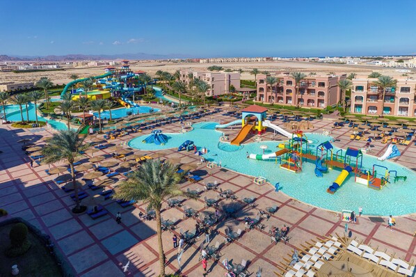 3 piscines extérieures, parasols de plage, chaises longues