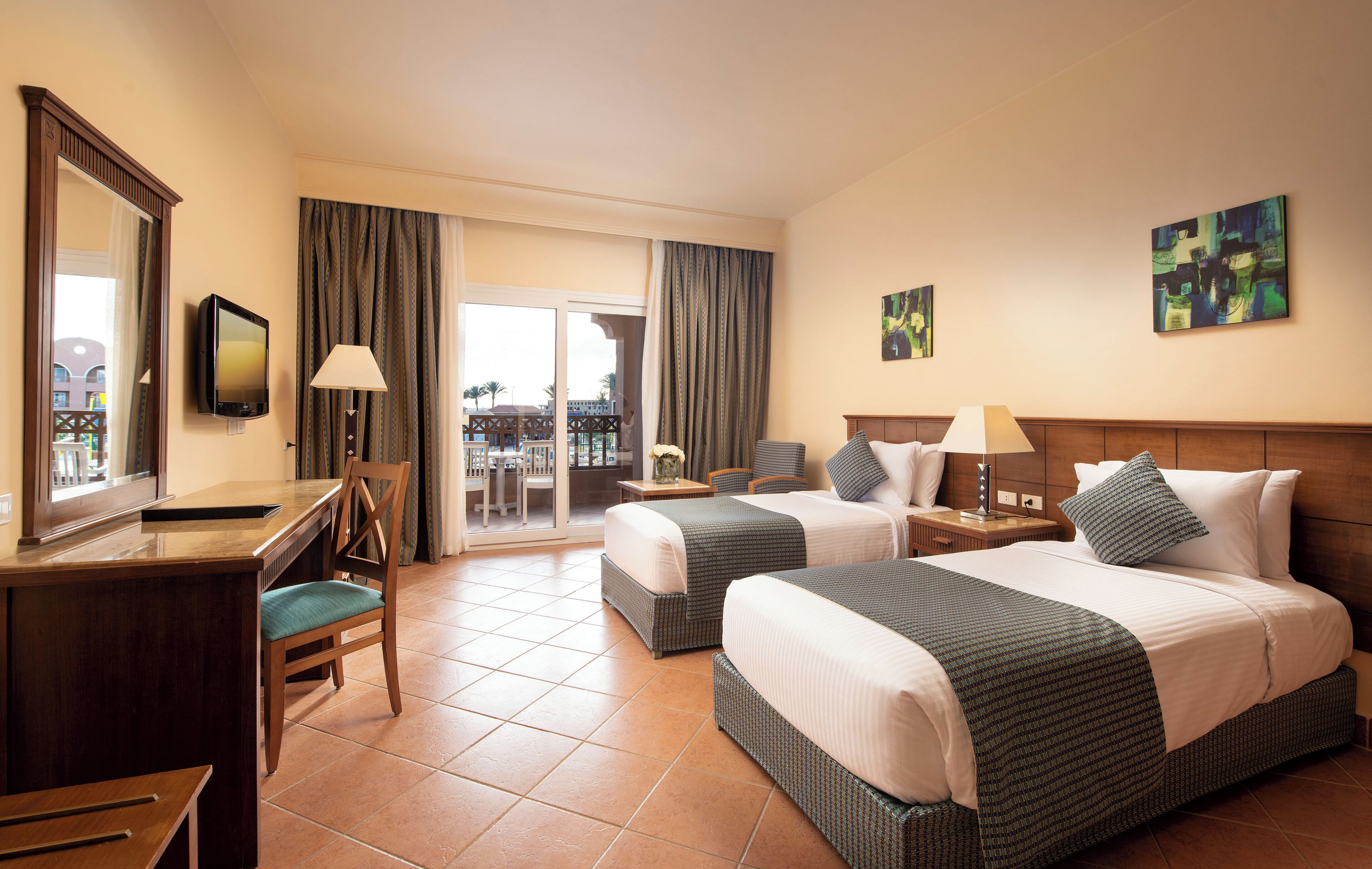 Seprai katun Mesir, minibar, brankas, dan tirai kedap cahaya