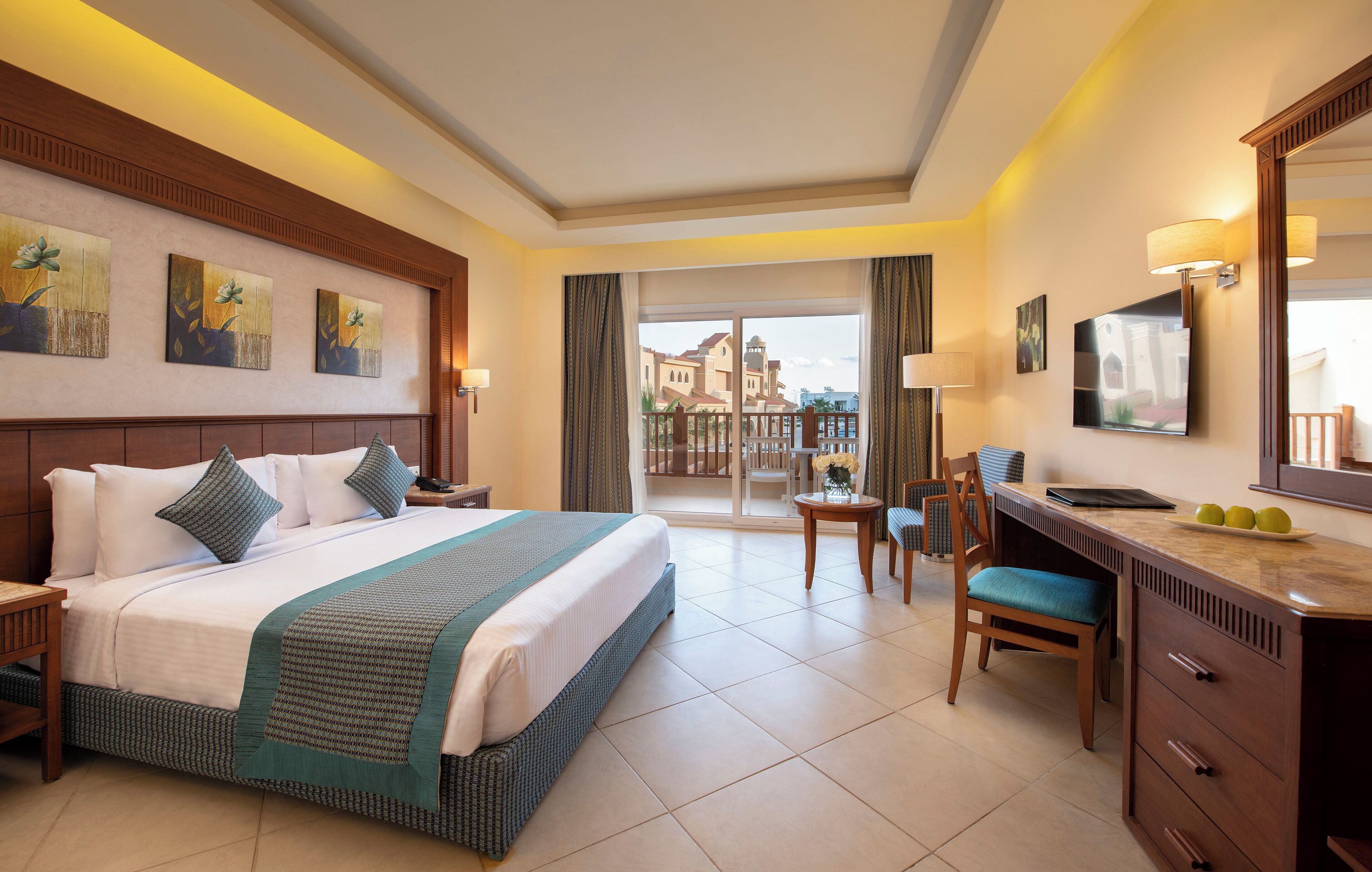 Seprai katun Mesir, minibar, brankas, dan tirai kedap cahaya