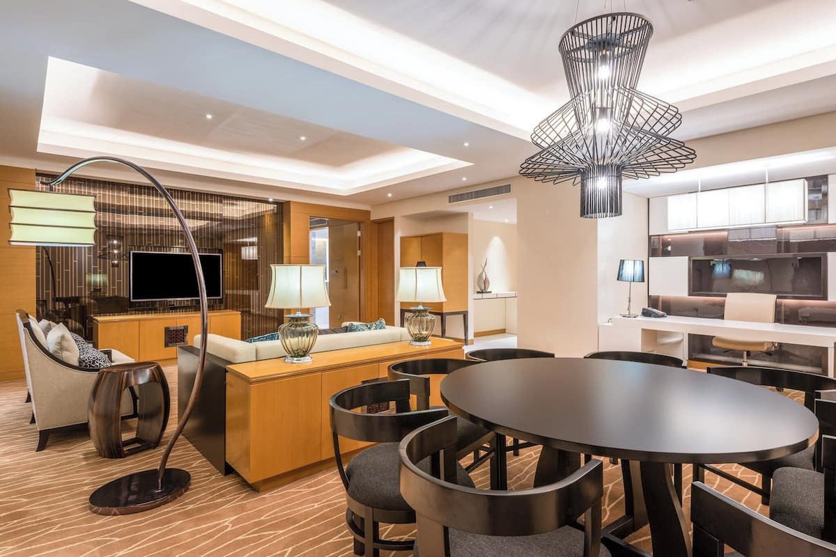 Suite, 1 habitación, vista al lago | Minibar, caja de seguridad en la habitación y escritorio