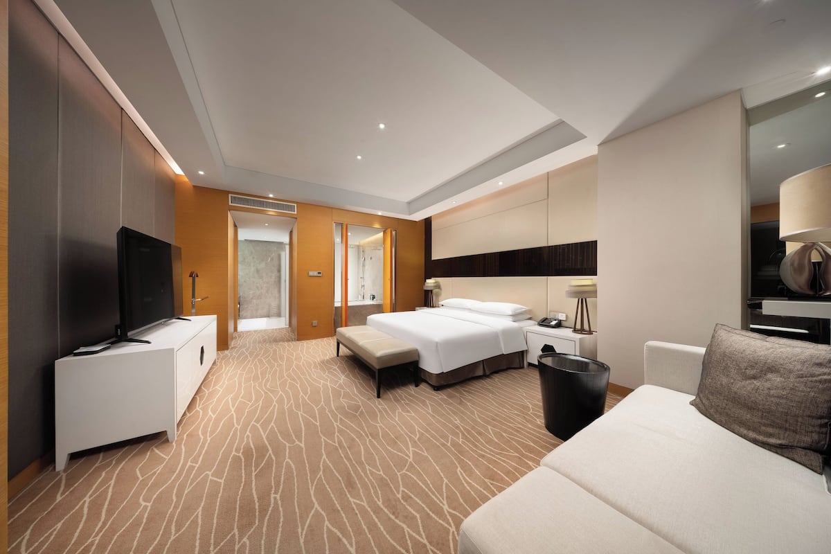 Suite, 1 slaapkamer | 1 slaapkamer, een minibar, een kluis op de kamer, een bureau
