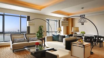 Minibar, caja de seguridad en la habitación y escritorio