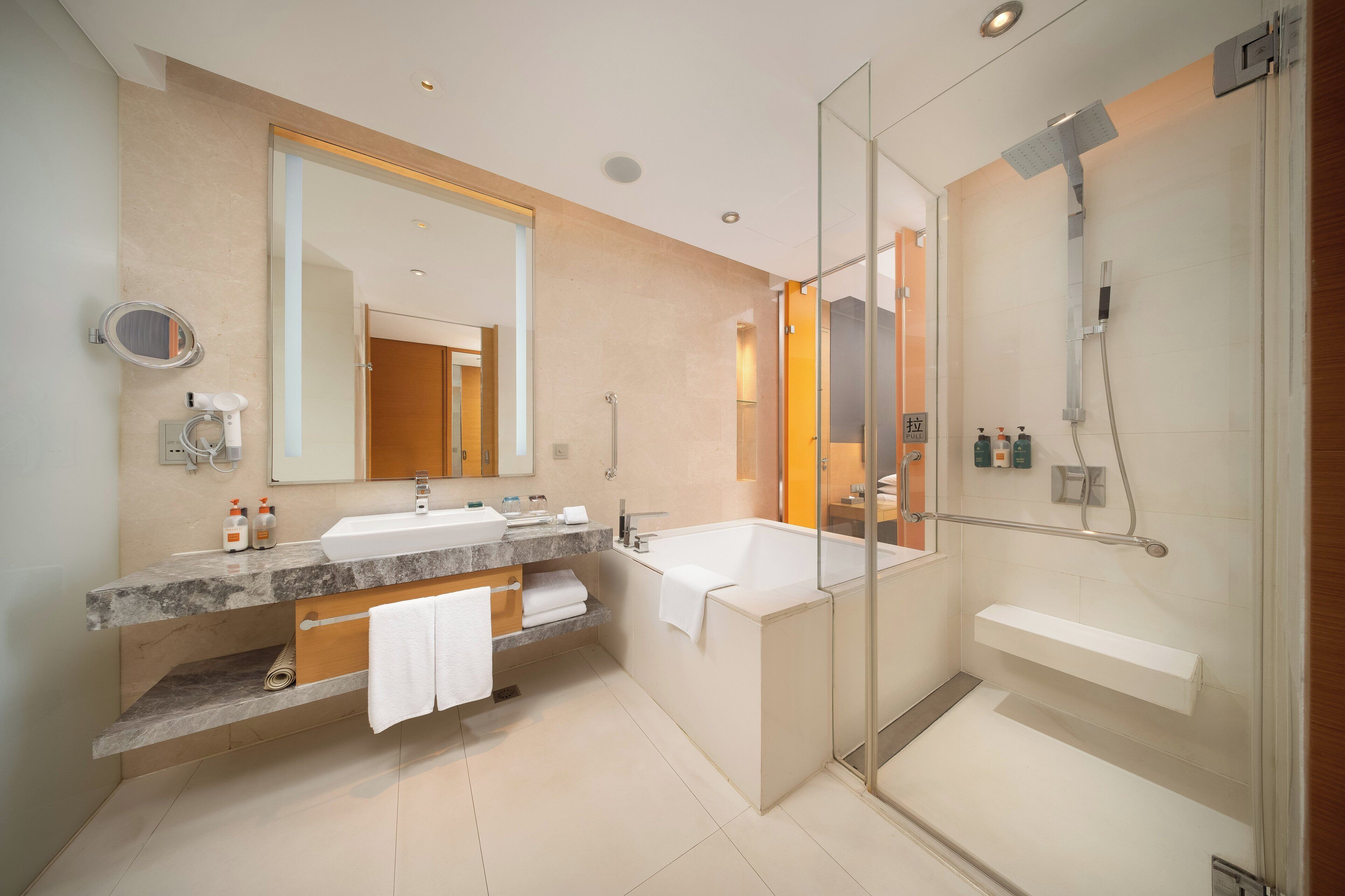 Minibar, brankas, meja kerja, dan setrika/meja setrika