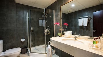 Baignoire Ă jets, douche hydromassante, articles de toilette gratuits