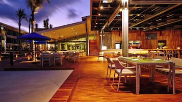 Här finns 2 restauranger som serverar frukost.