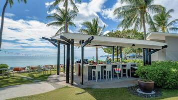 Här finns 2 restauranger som serverar frukost.