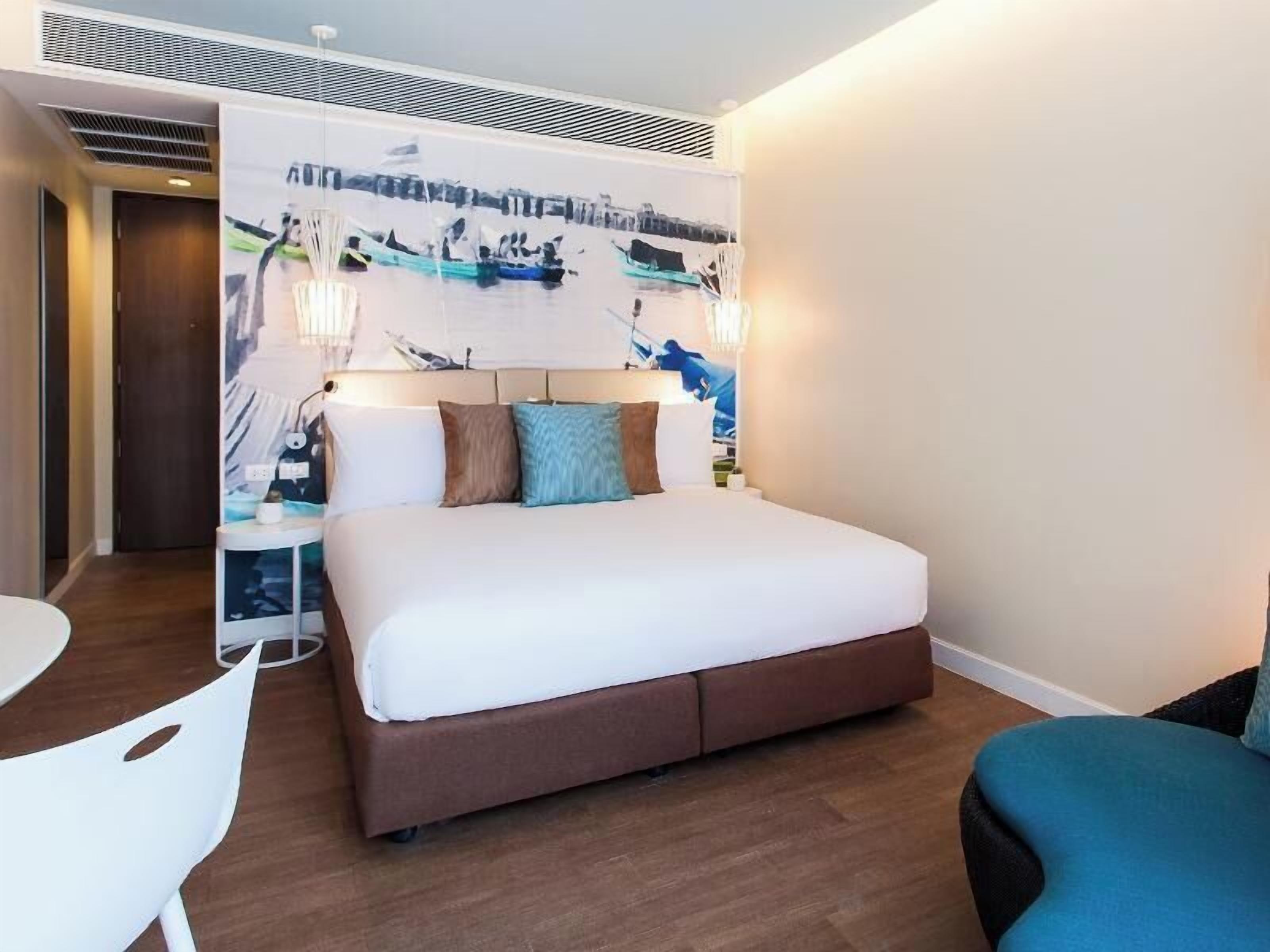 Safe på rommet, blendingsgardiner og strykejern/-brett