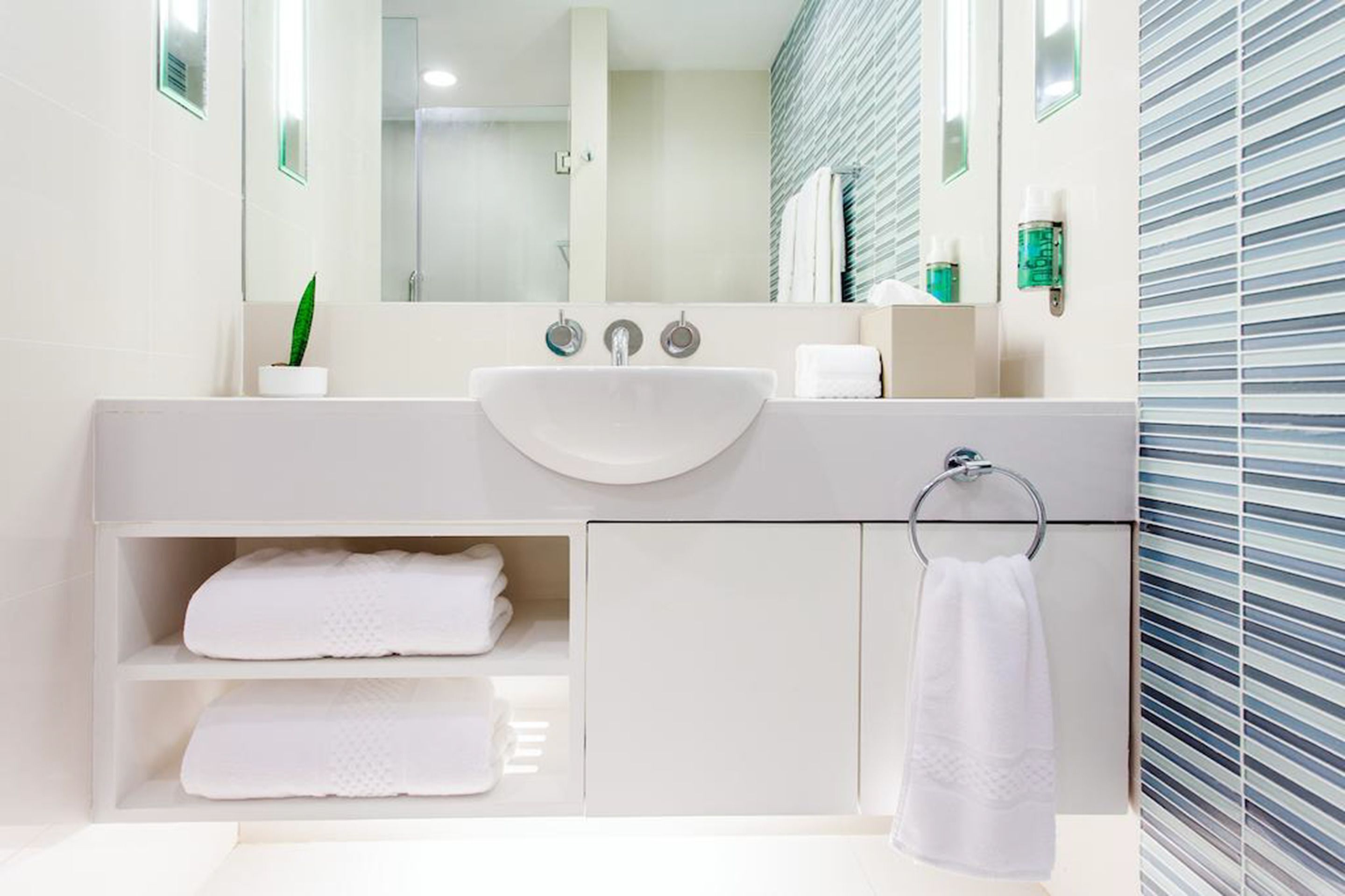 Salle de bain | Douche, articles de toilette gratuits, sèche-cheveux