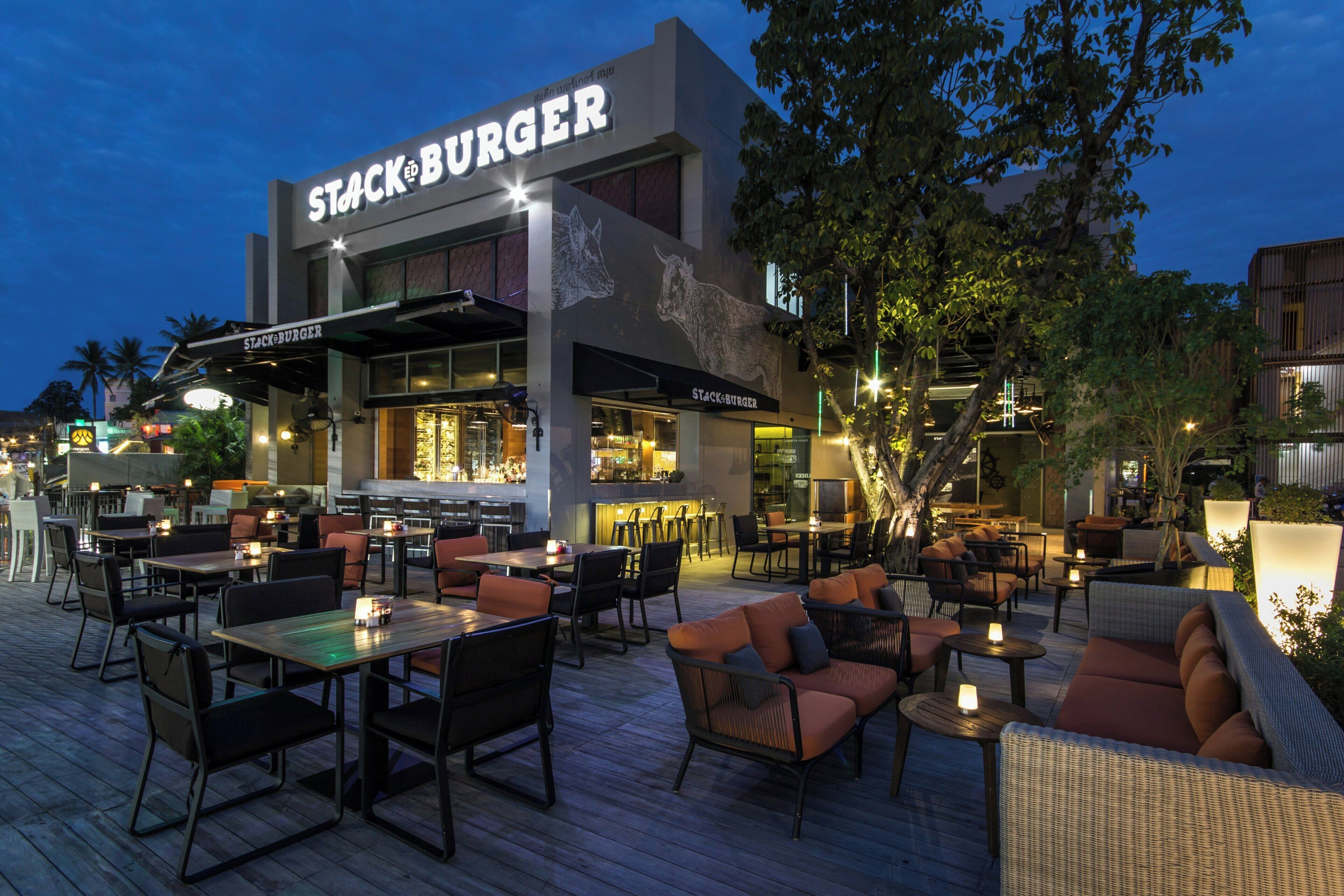 2 restaurants servant le petit déjeuner, le déjeuner et le dîner