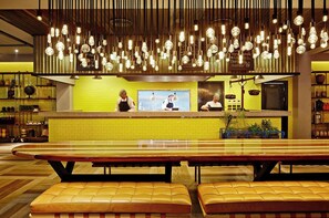 2 restaurantes; se sirve desayuno, almuerzo y cena
