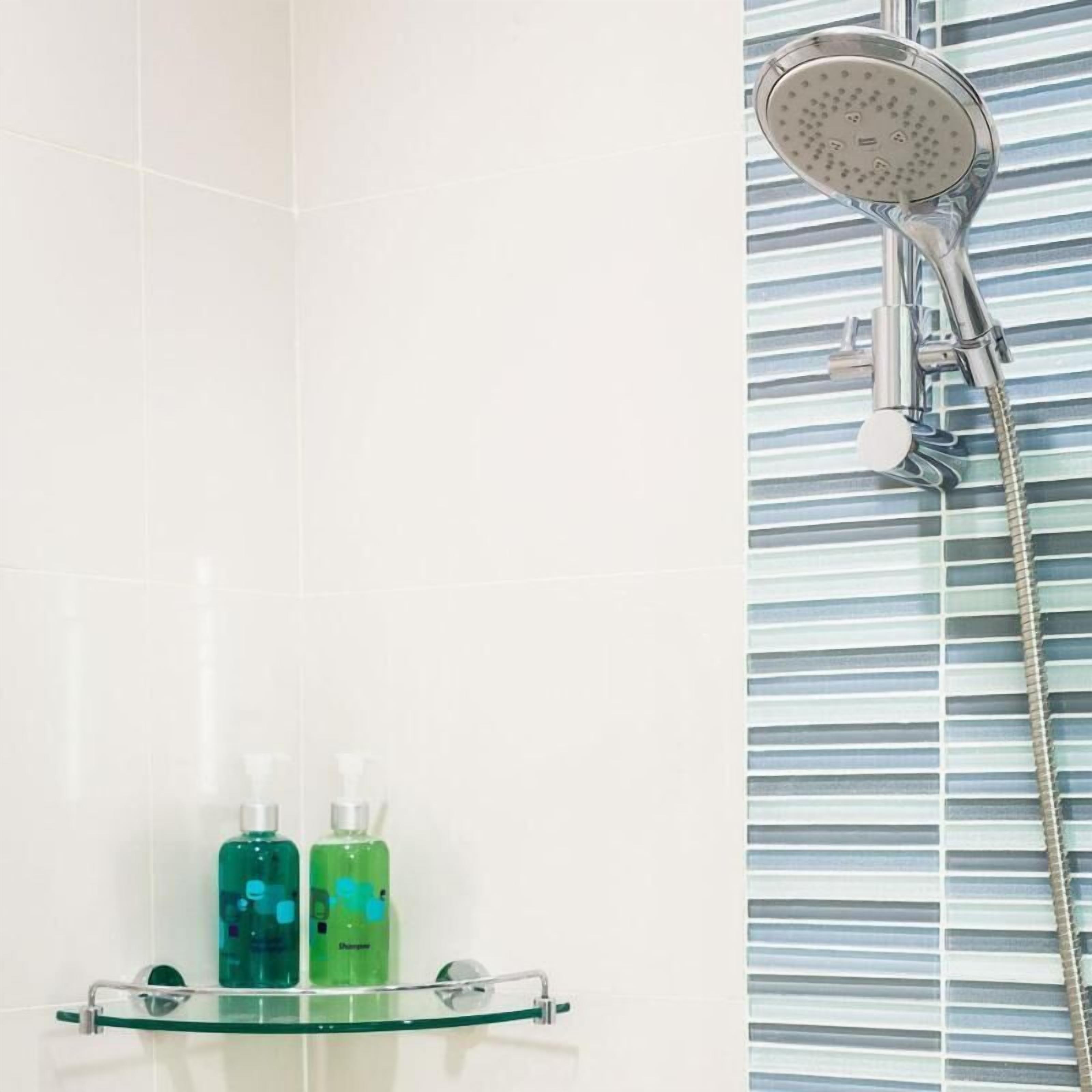 Bad | Dusj, toalettartikler (inkludert), hårføner og håndklær