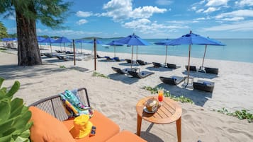 En la playa, camastros, sombrillas y toallas de playa