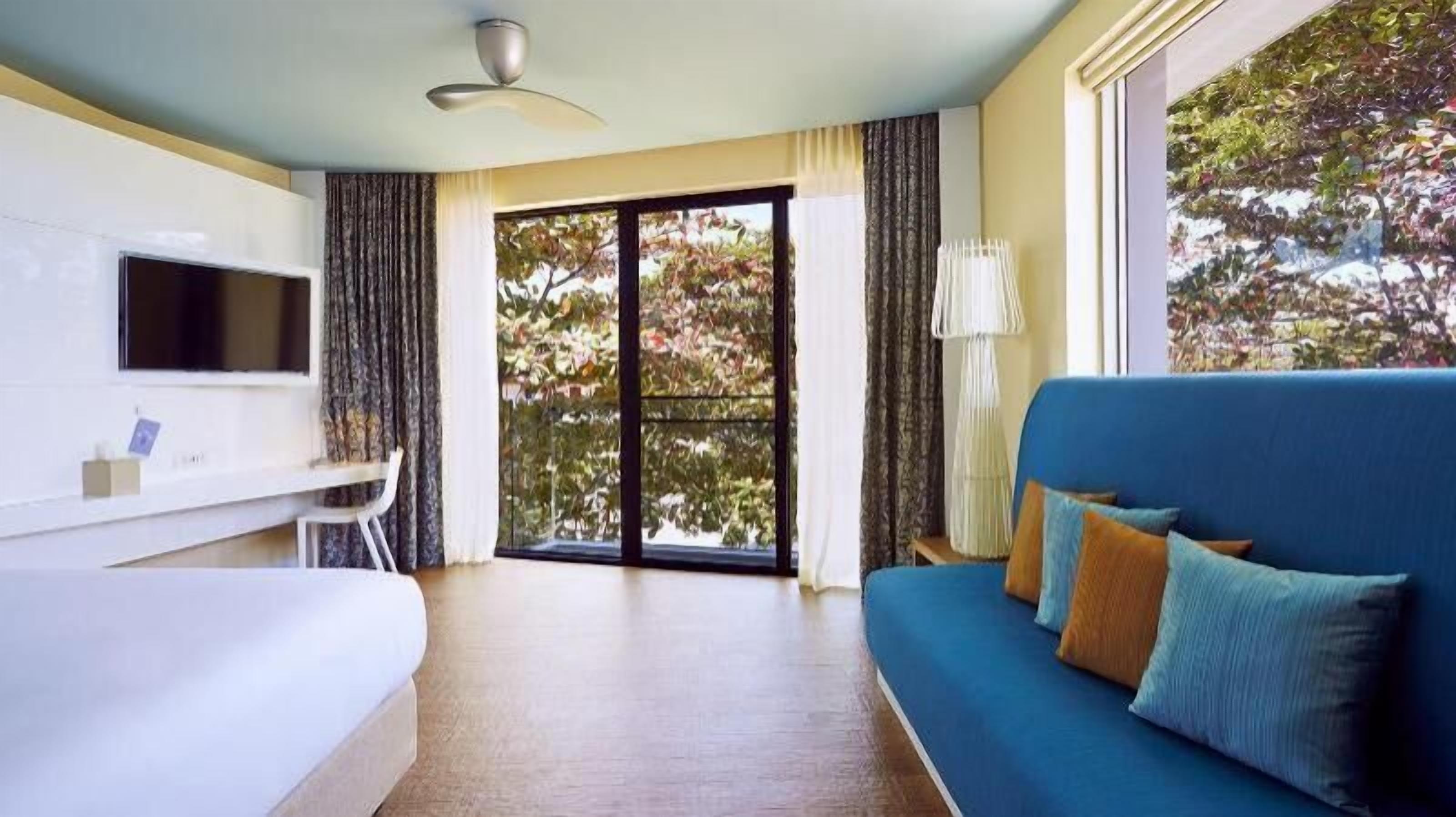 Safe på rommet, blendingsgardiner og strykejern/-brett