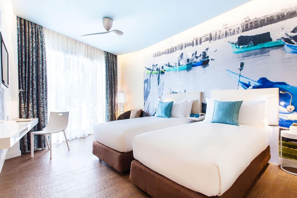 Caja de seguridad en la habitación y cortinas blackout