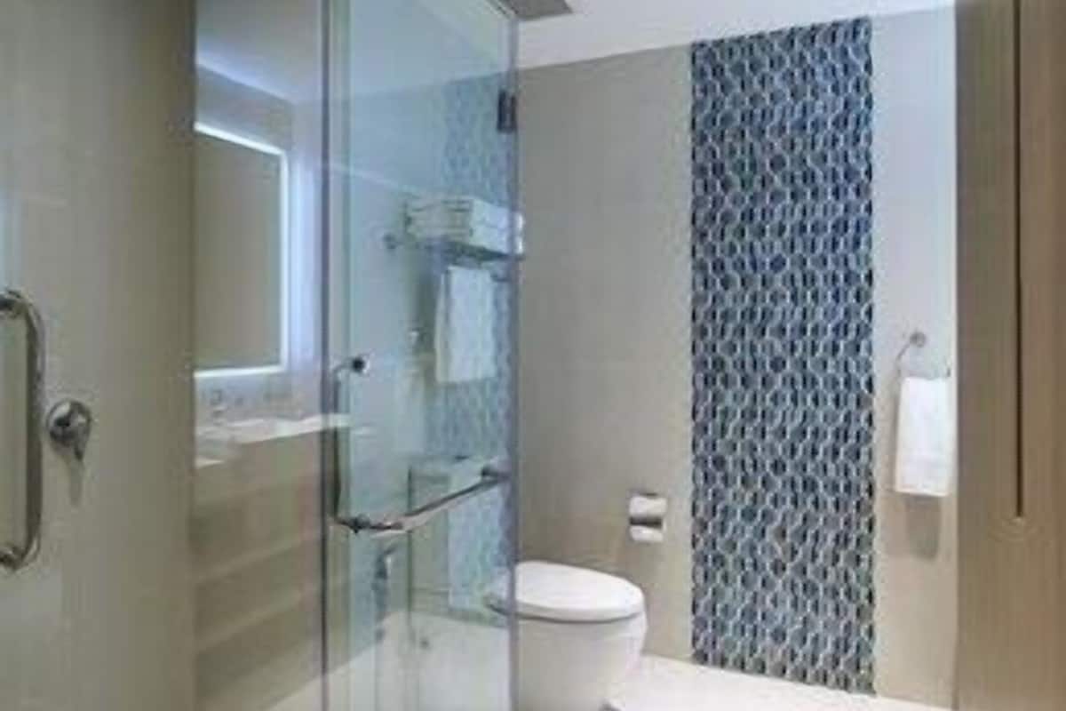 Ducha, artículos de tocador gratuitos, secador de pelo, toallas