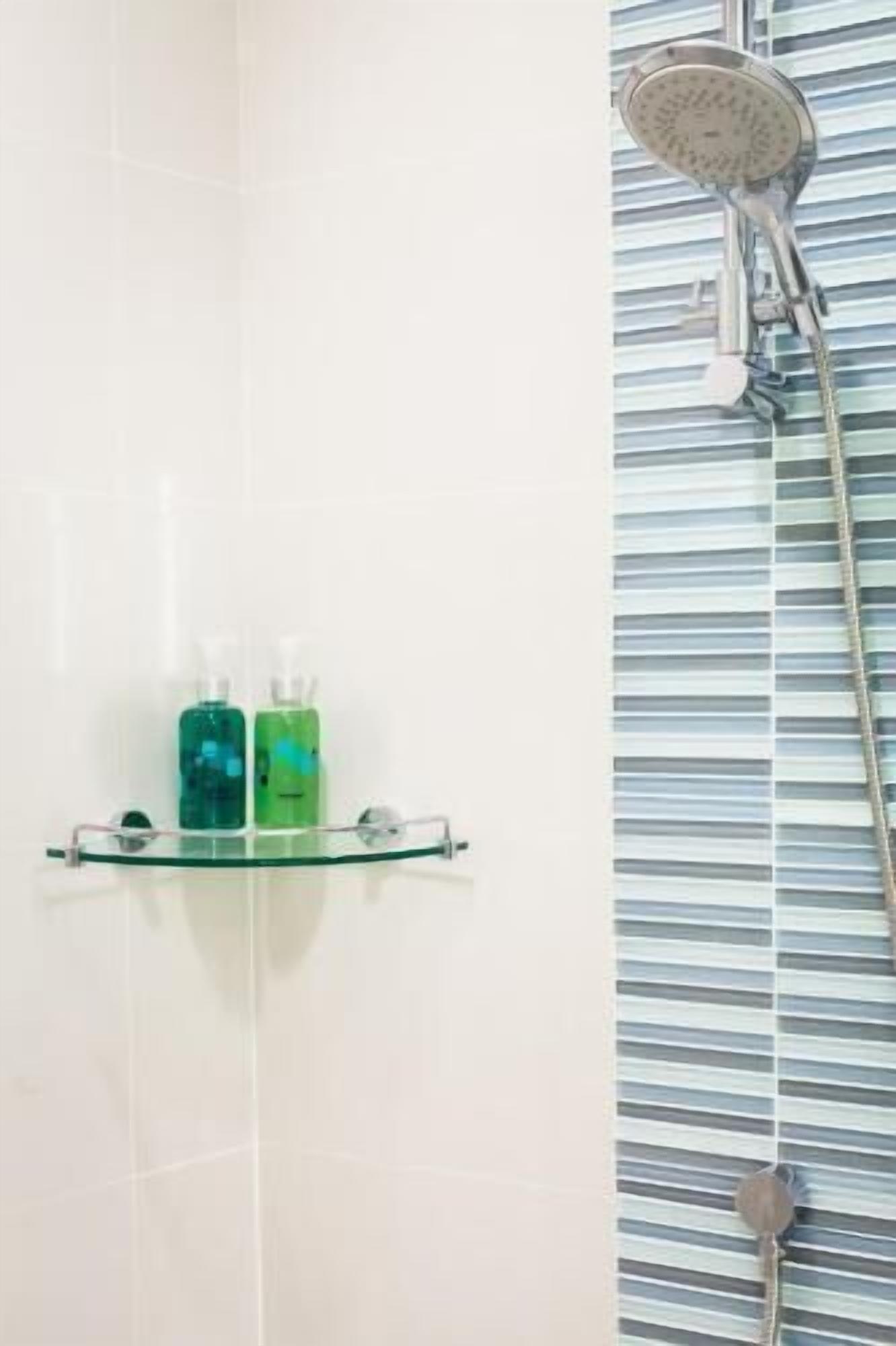 Salle de bain | Douche, articles de toilette gratuits, sèche-cheveux