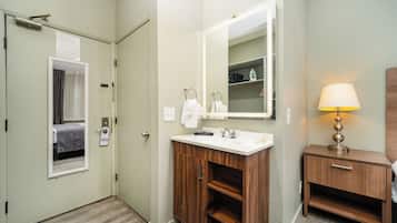 Dutxa, articles de tocador de disseny i assecador de cabells