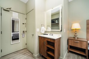 ฝักบัว, ของใช้ในห้องน้ำระดับพรีเมียม, ไดร์เป่าผม, ผ้าเช็ดตัว