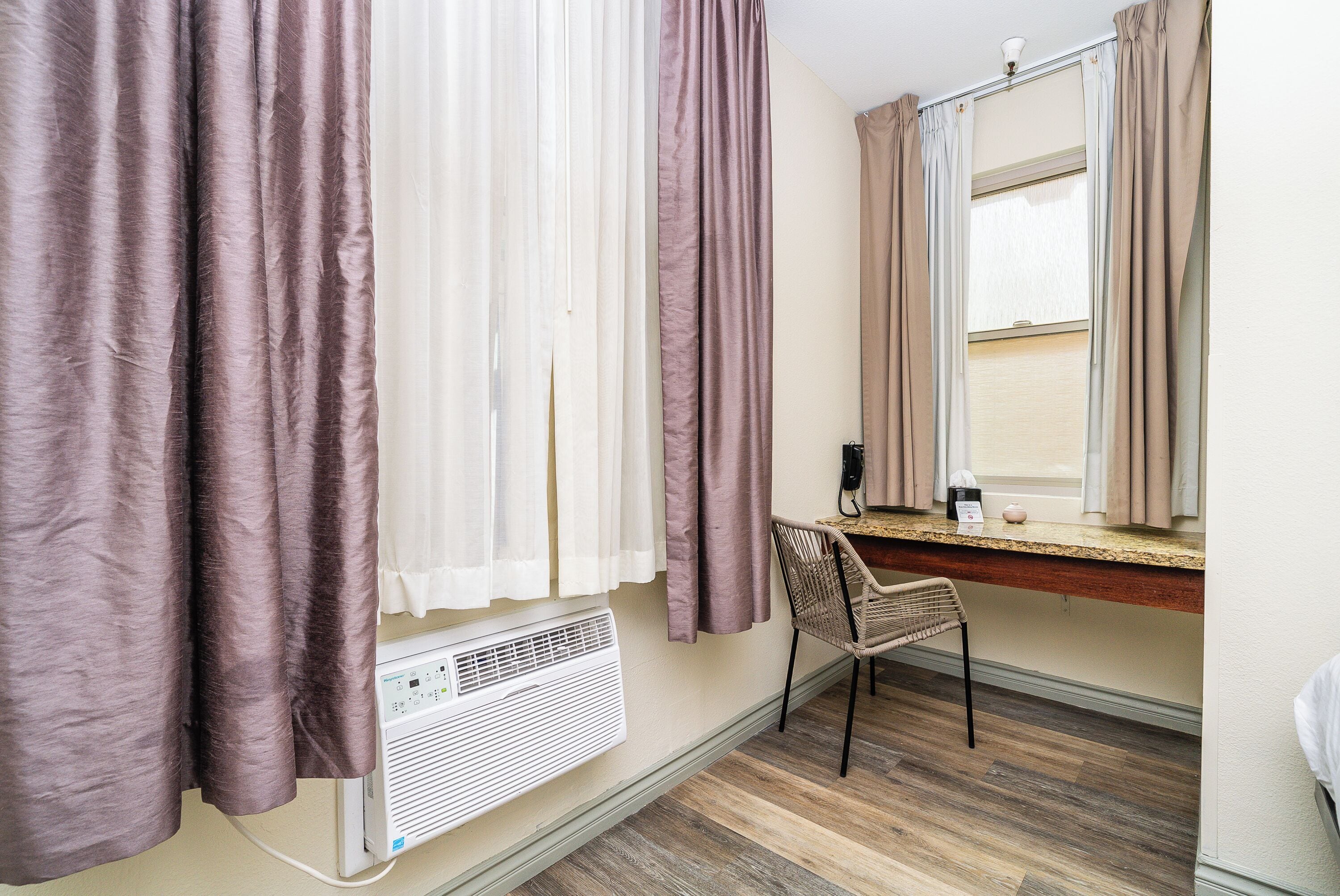 Quarto superior, 1 cama King, acessível | Roupas de cama premium, cofres nos quartos, escrivaninha