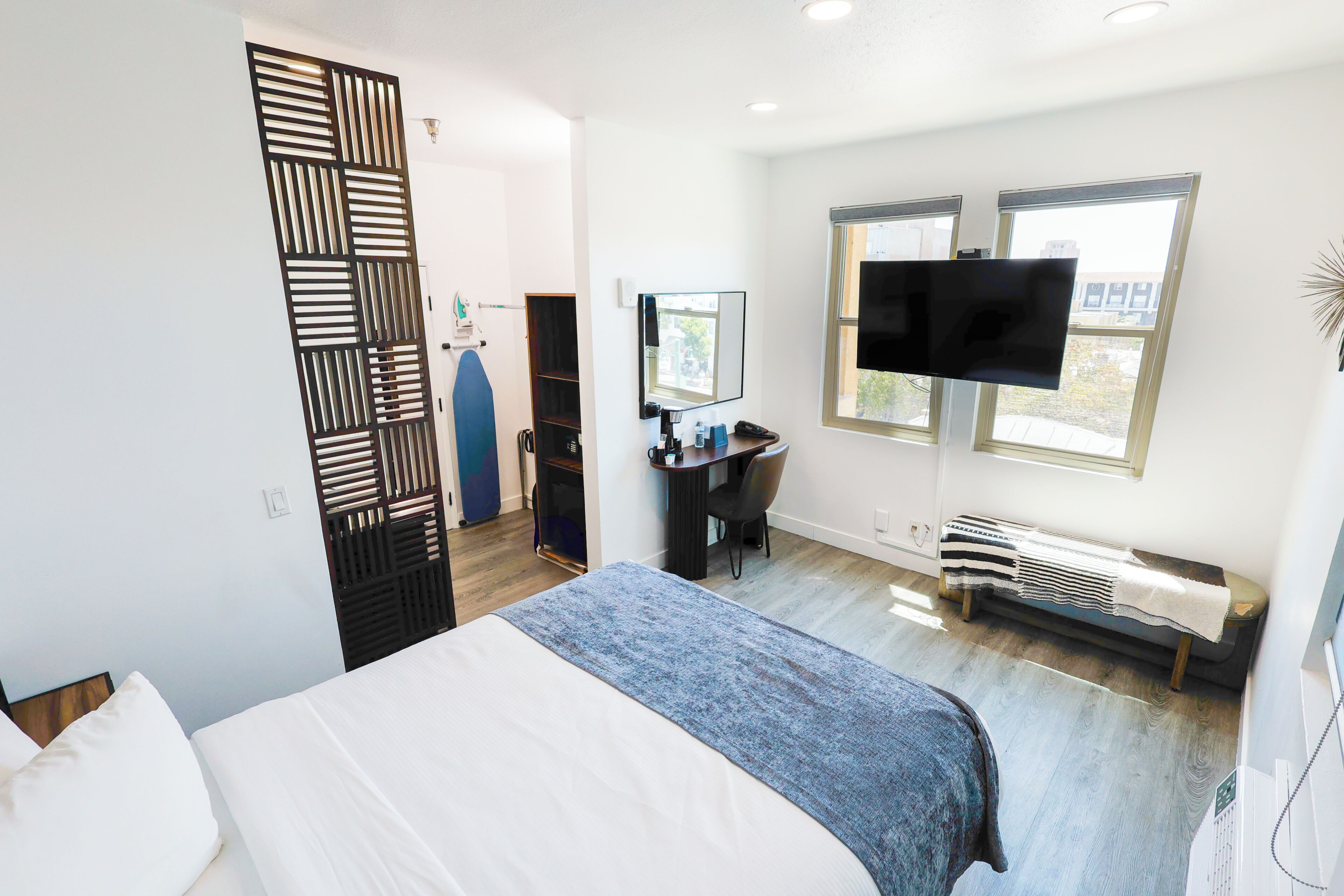 Deluxe Room, 1 Queen Bed | Premium bedding, in-room safe, desk, blackout drapes