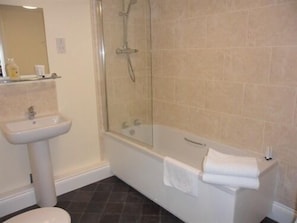 Shower, hair dryer, towels - Old Oak Tree (Thirsk)