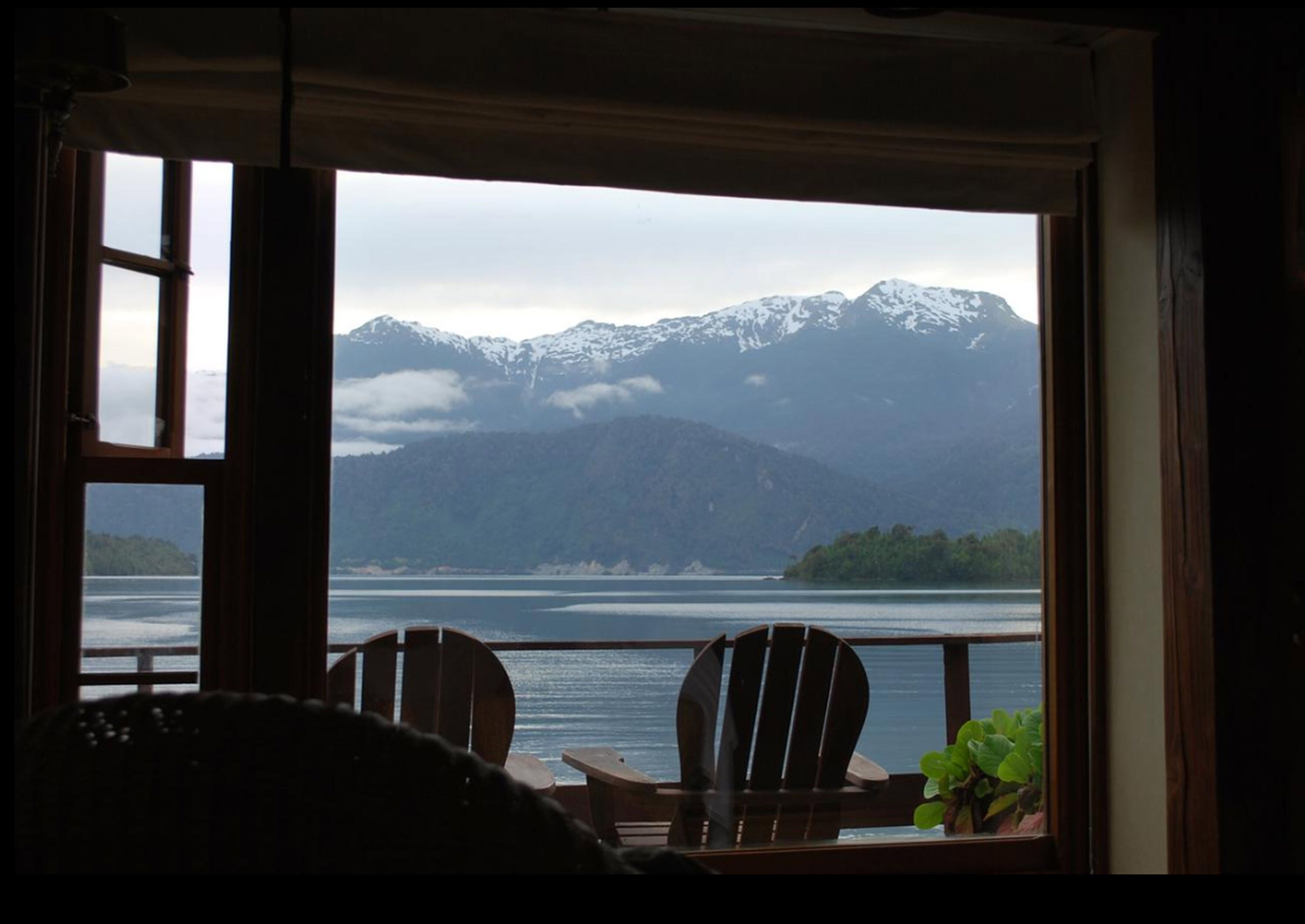 combined shower/bathtub, free toiletries, hair dryer, towels