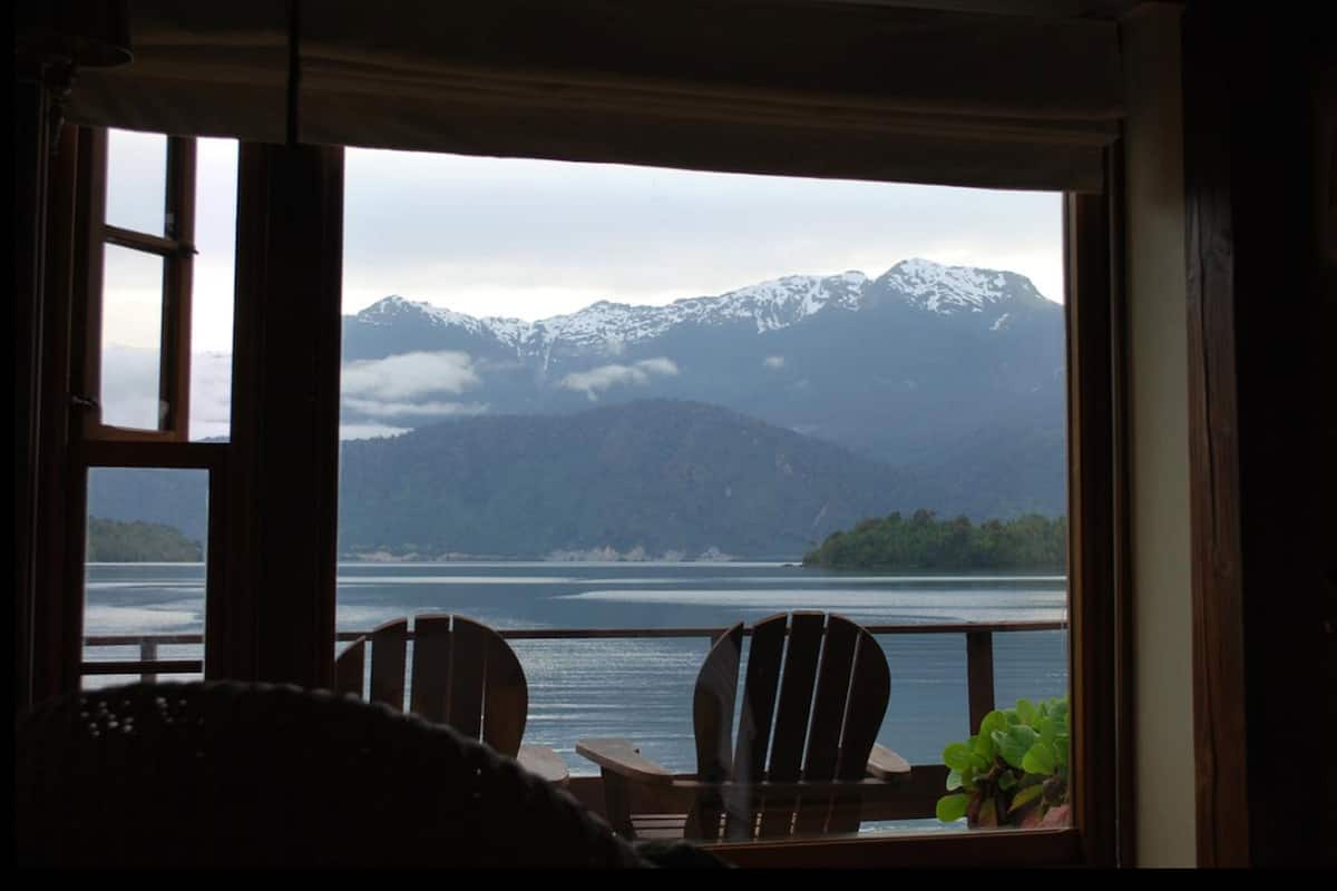 combined shower/bathtub, free toiletries, hair dryer, towels