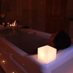 Bain à remous, soins corporels, massages aux pierres chaudes