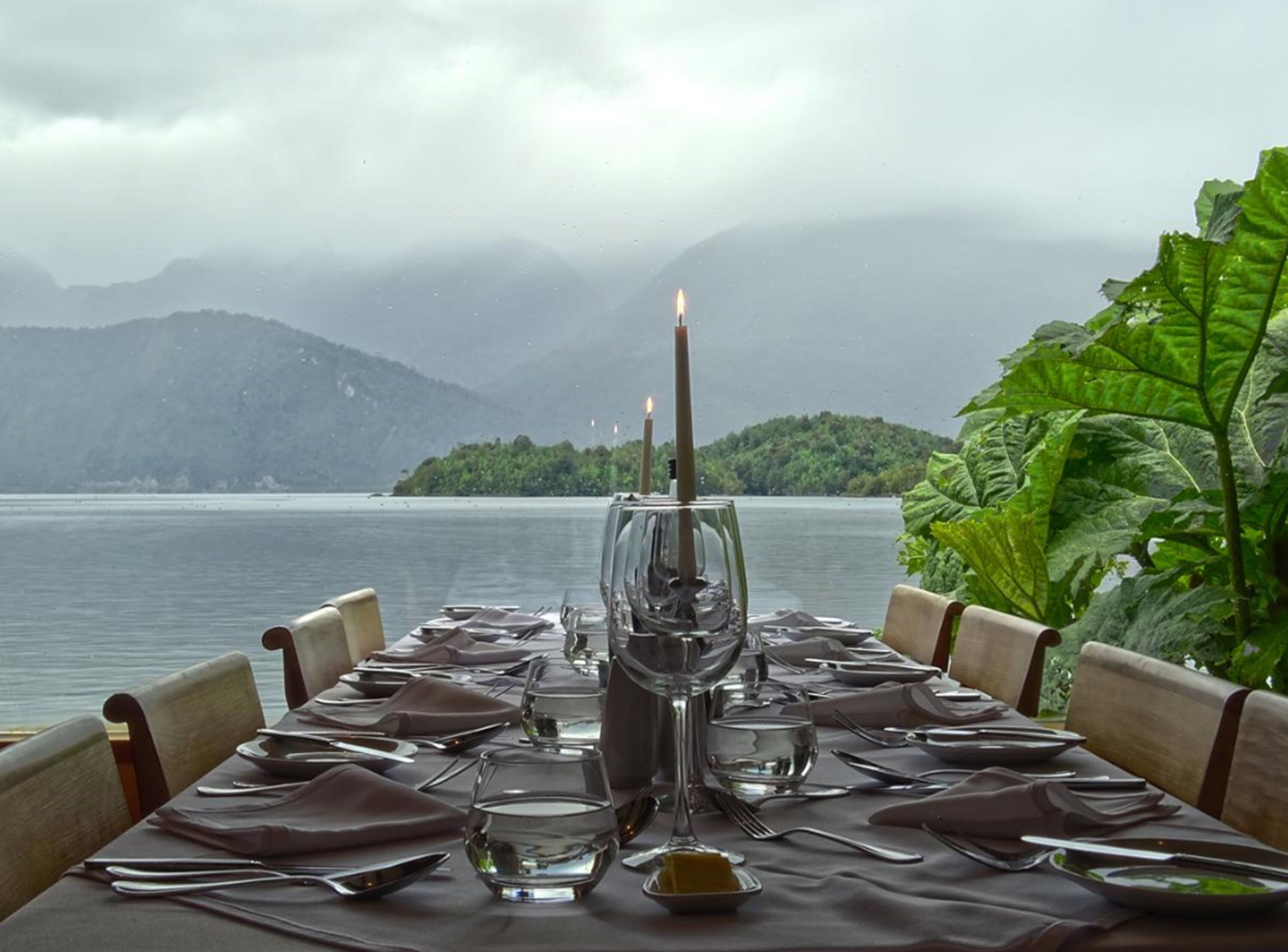 breakfast, lunch and dinner served