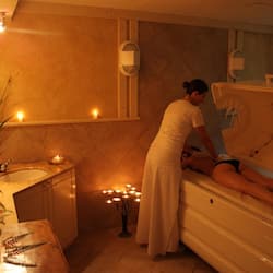 Bain à remous, soins corporels, massages aux pierres chaudes