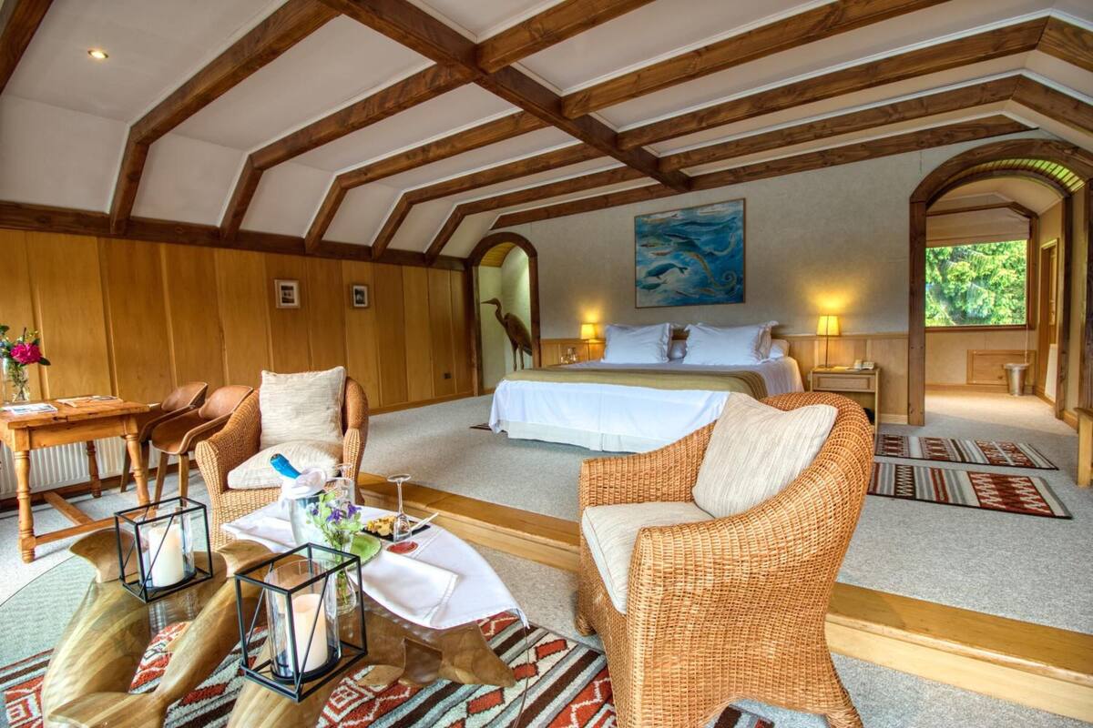 1 bedroom, in-room safe, individually decorated, individually furnished