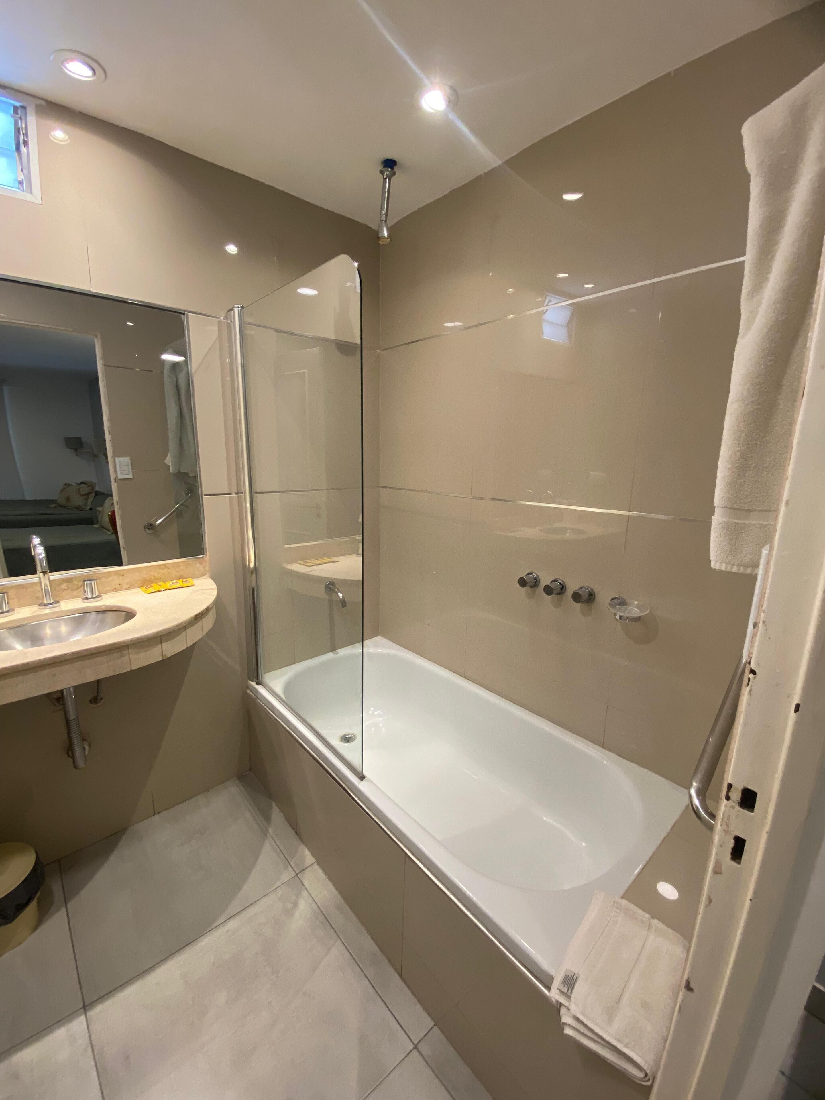 combined shower/bathtub, free toiletries, hair dryer, bidet