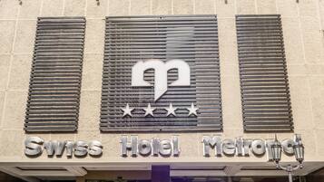 Vista frontal de la propiedad