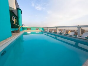 Outdoor pool, sun loungers - Hotel Metropol (Tucuman)