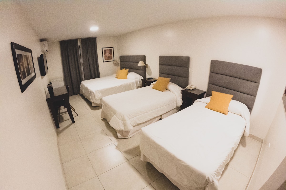 Familie vierpersoonskamer | Luxe beddengoed, een minibar, een kluis op de kamer, gratis babybedden