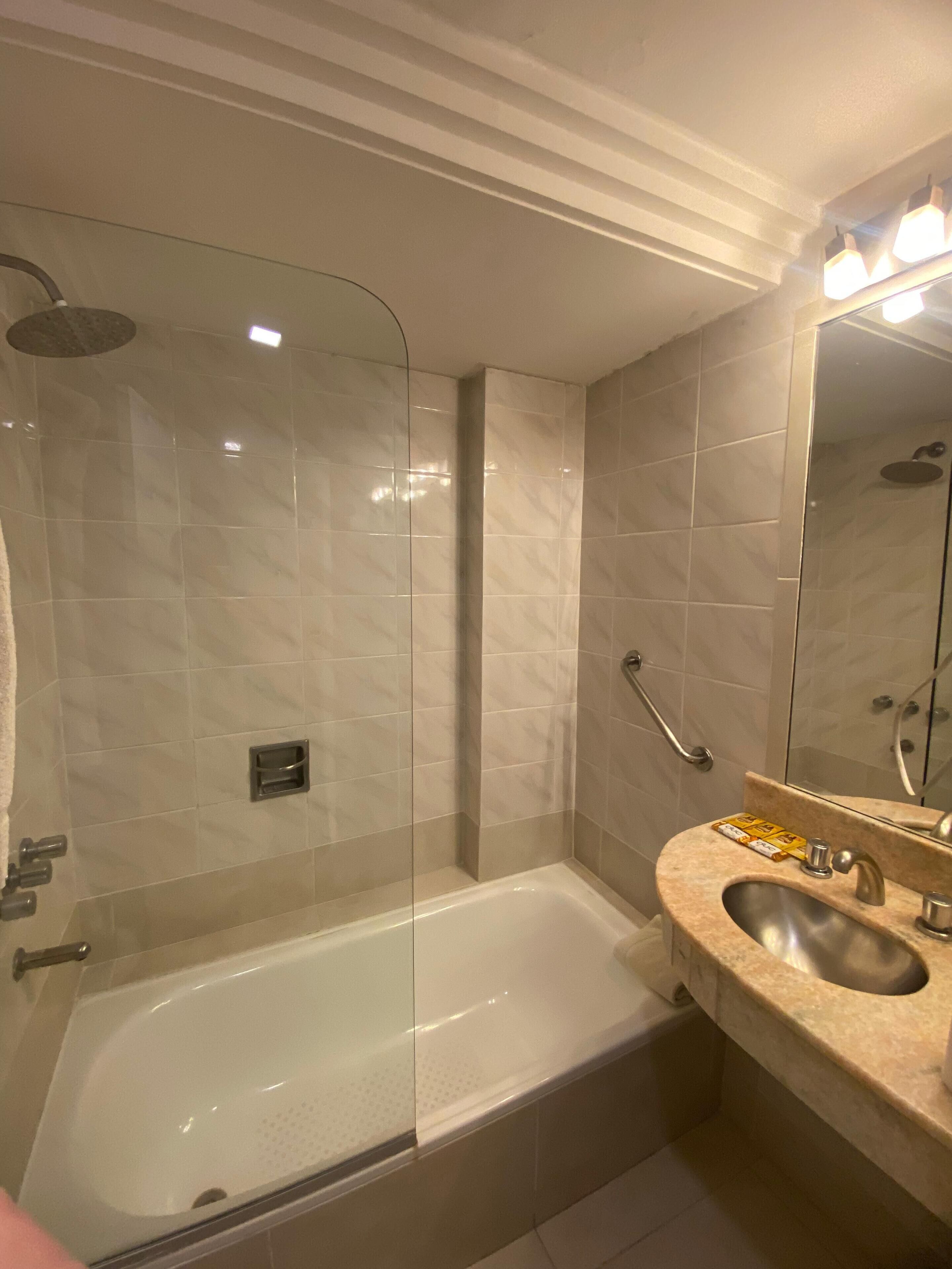 twin room | bathroom | combined shower/bathtub, free toiletries, hair dryer, bidet