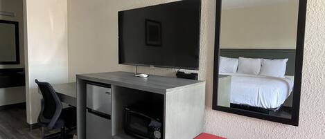 Habitación clásica con 1 cama matrimonial o 2 individuales | Área de sala de estar | Televisión de pantalla plana